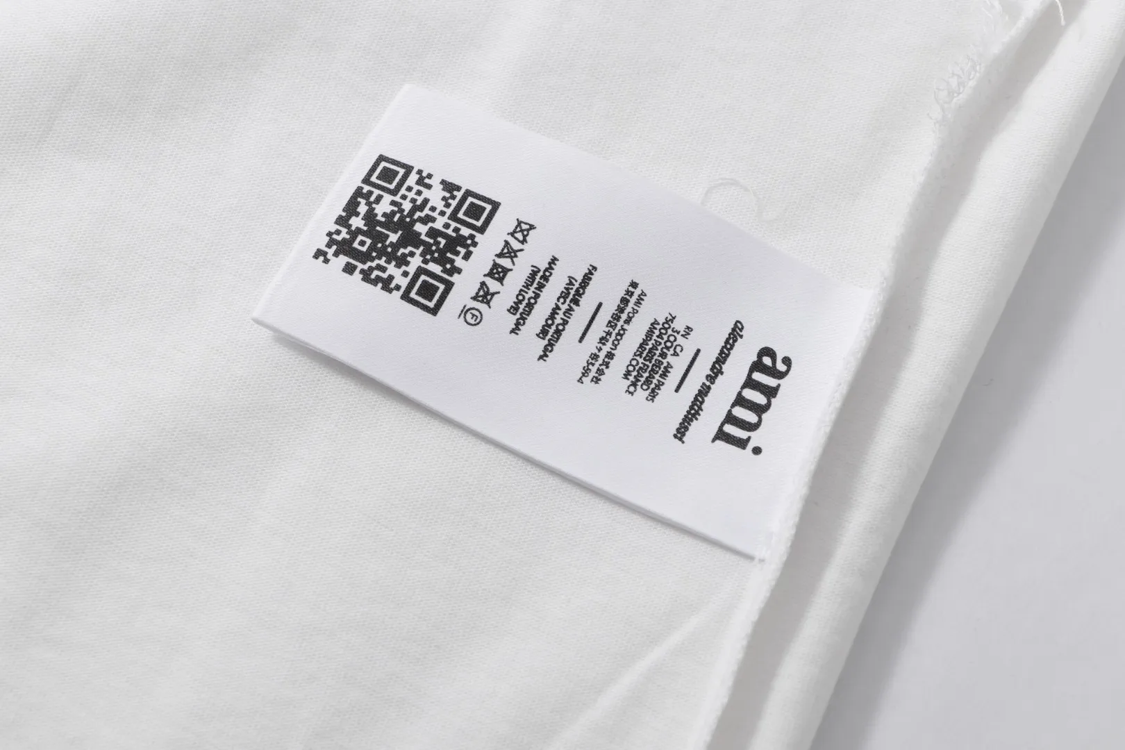 Style No.: A 007# P57 Ami 2026 Spring/Summer New Arrival T-shirt Short Sleeve The workmanship of this chapter is extremely cumbersome and complex. It uses water-soluble polyester and water-soluble thread to start the pattern, dye it, then air-dry, shape it, and then laser process the details. The process takes a long time, which distinguishes it from the junk version of the leaky bottom fabric on the market. We completely restore the correct version of the official website 1:1, with high-weight fabrics, synchronized detail routing, and restored official website letter embroidery, which is the only correct version on the entire network. Color: Apricot Red Black Red White Red Navy Blue Gray Apricot Black Sizes: S-XL